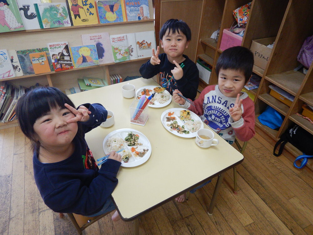 給食を食べる