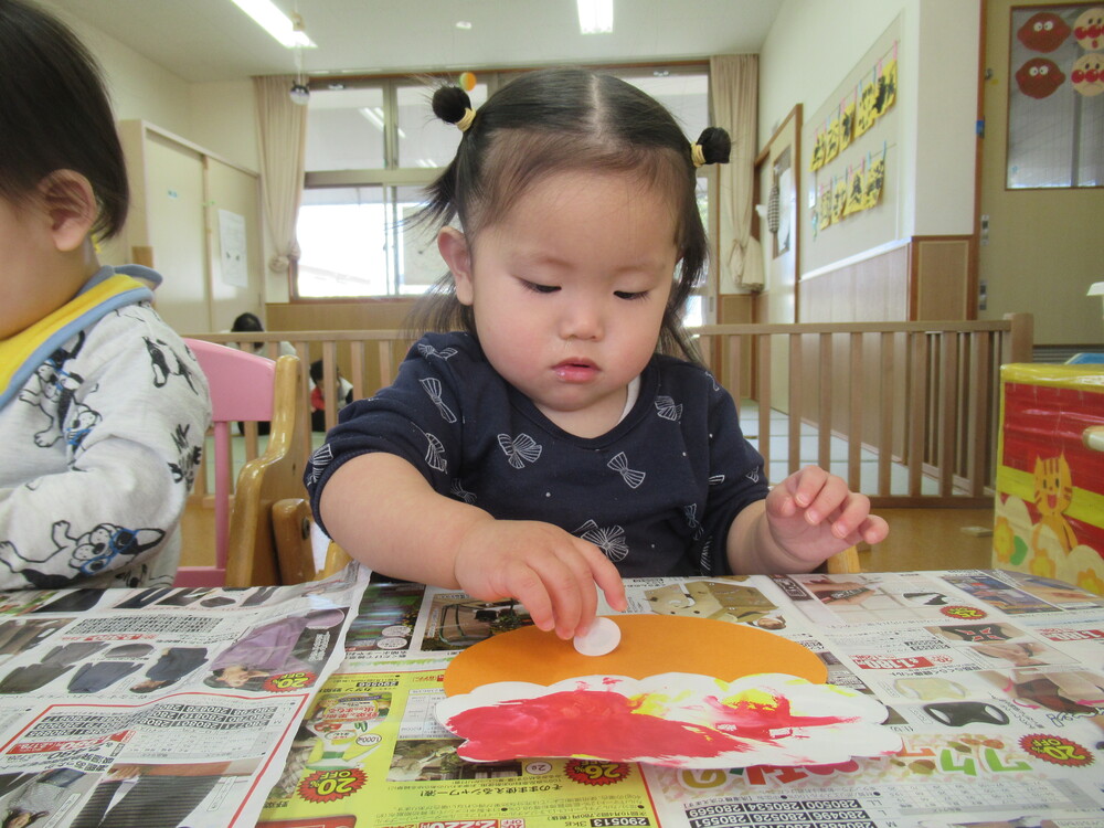 鬼の製作をする子ども (4)