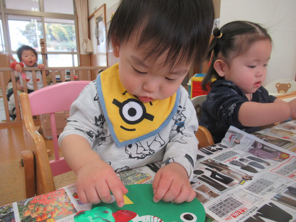 鬼の製作をする子ども (3)