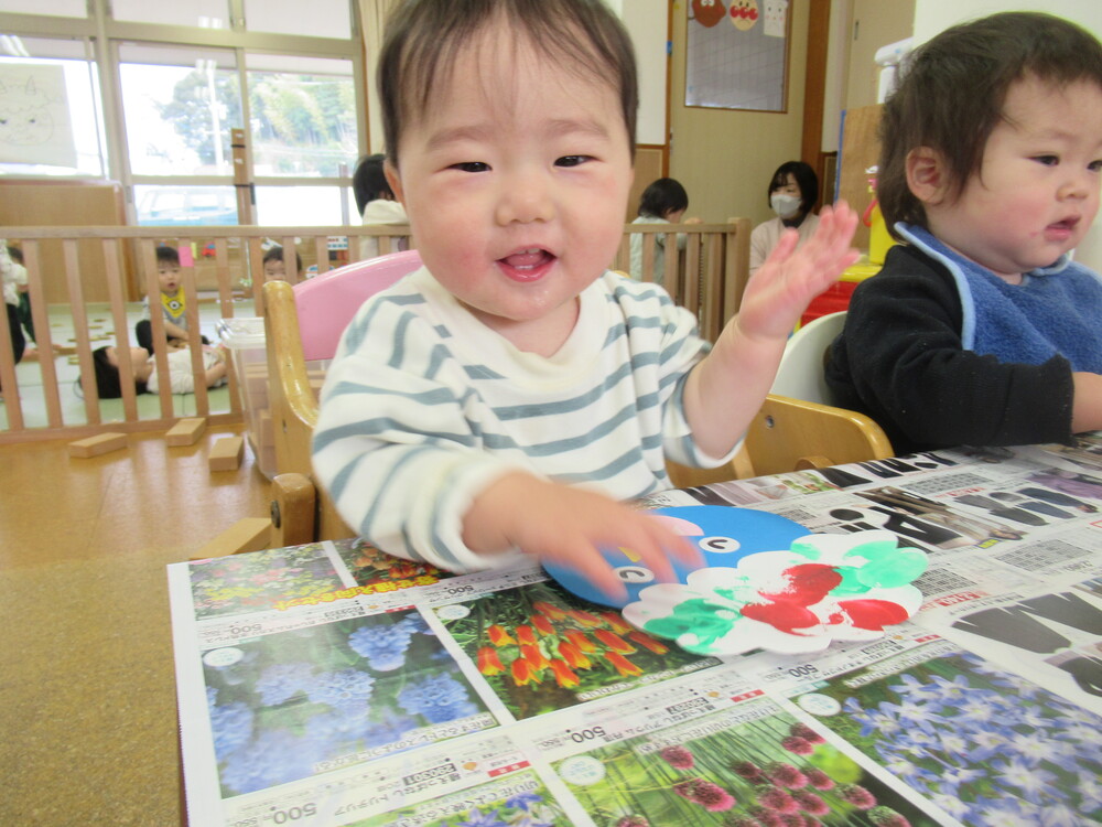 鬼の製作をする子ども (1)