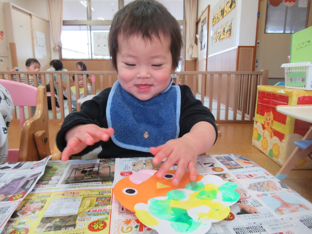 鬼の製作をする子ども (2)