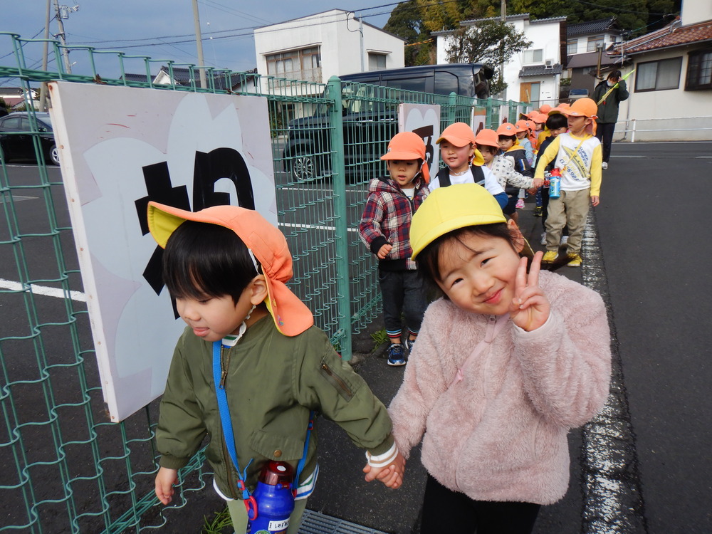 ばす組と手を繋いでいる