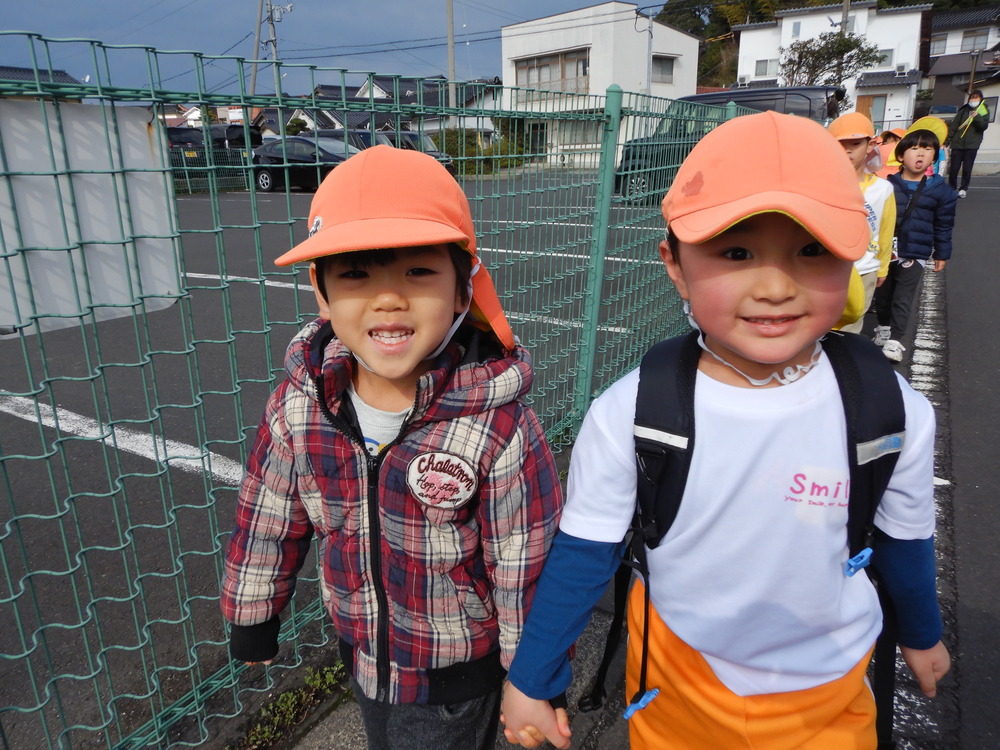 ばす組と手を繋いでいる