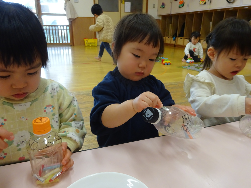 ポットン落としをしている子ども (1)