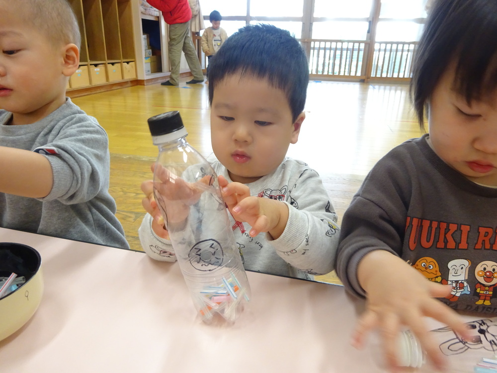 ポットン落としをしている子ども (2)