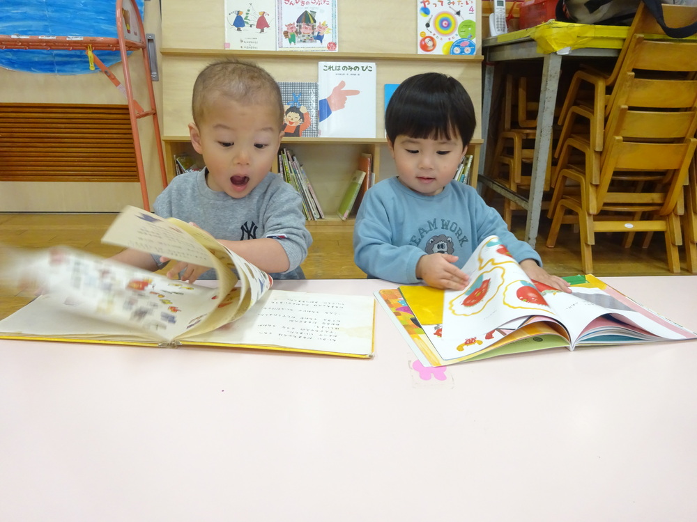 絵本を見ているこどもたち