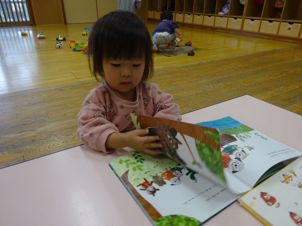絵本を見ている子ども (1)