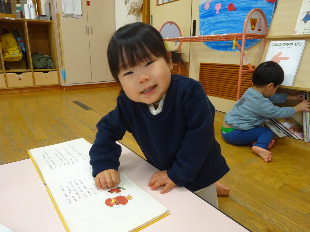 絵本を見ている子ども (2)