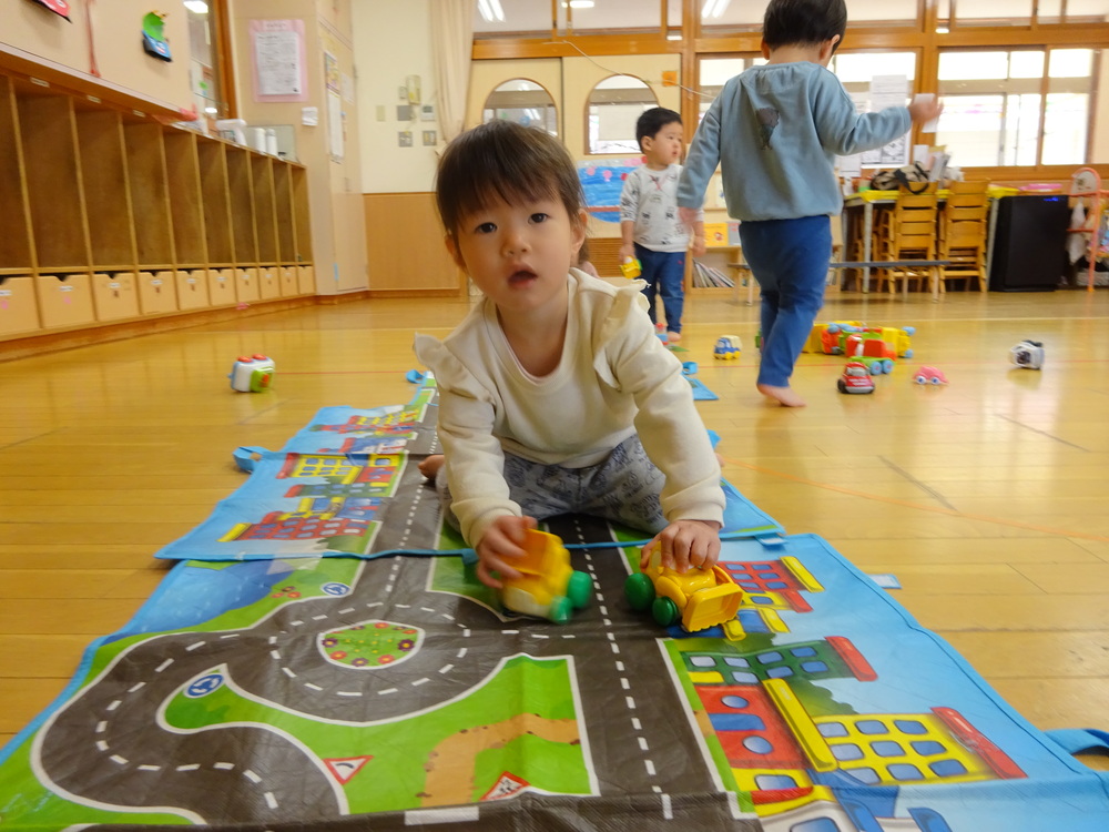 車で遊ぶ子ども (2)