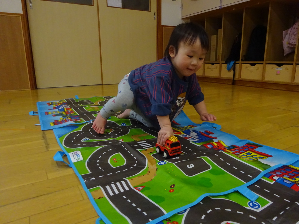 車で遊ぶ子ども