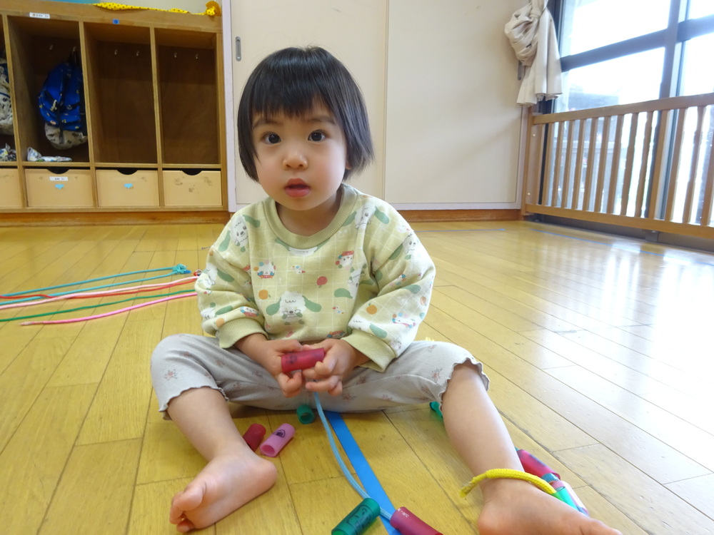 紐通しをしている子ども