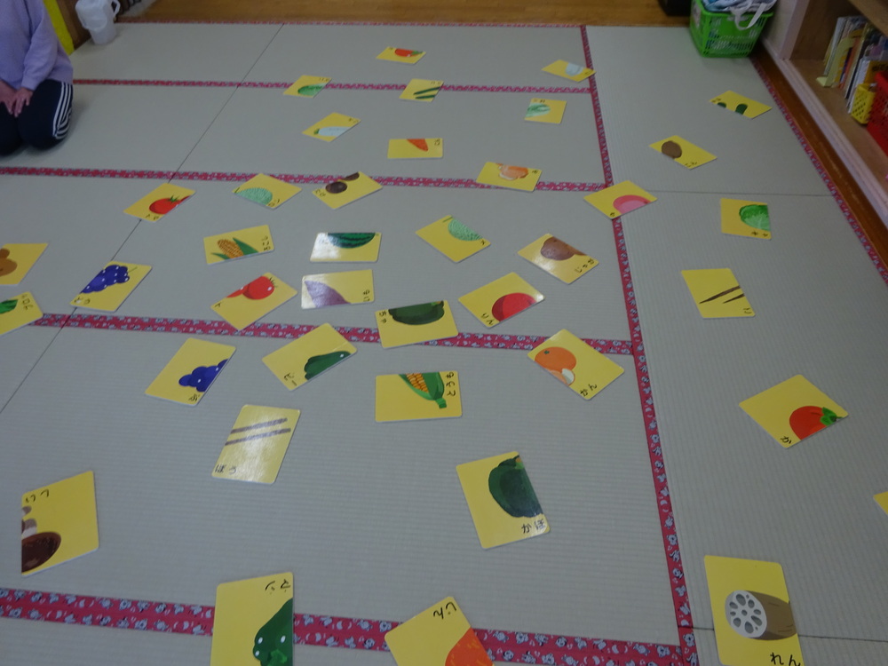 絵合わせカードで遊ぶ子ども (1)