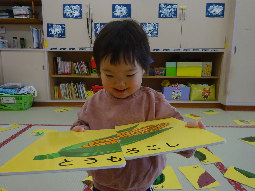 絵合わせカードで遊ぶ子ども (5)