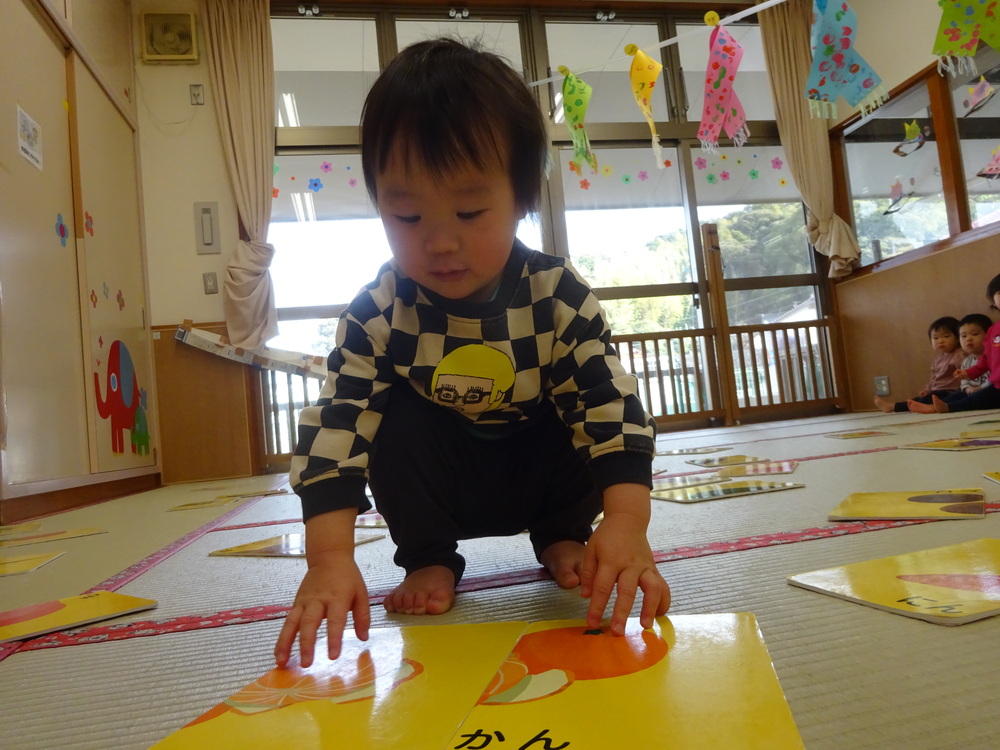 絵合わせカードで遊ぶ子ども (6)