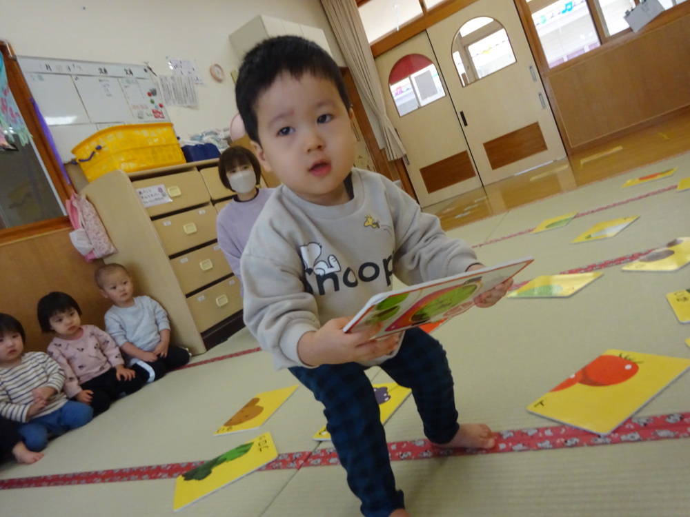 絵合わせカードで遊ぶ子ども (7)