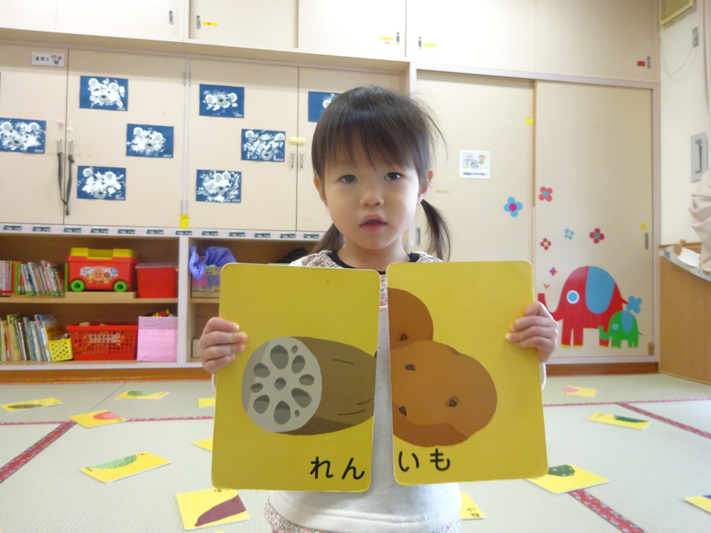 絵合わせカードで遊ぶ子ども (10)