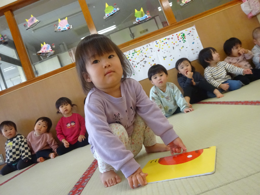 絵合わせカードで遊ぶ子ども (11)