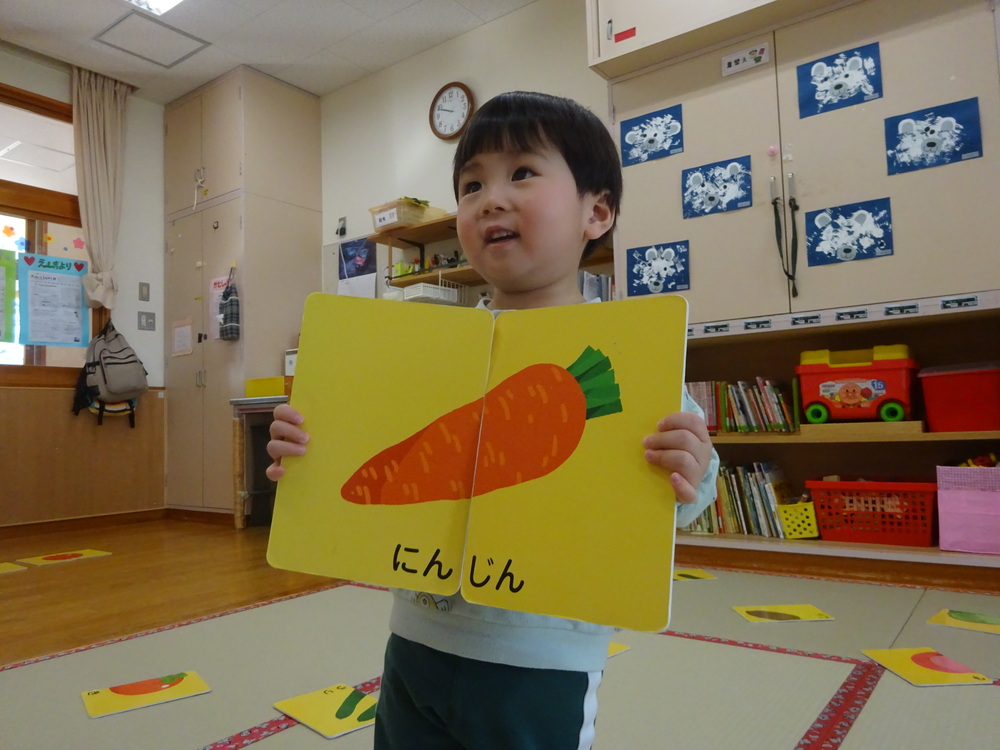 絵合わせカードで遊ぶ子ども (12)