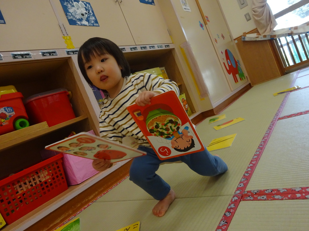 絵合わせカードで遊ぶ子ども (14)