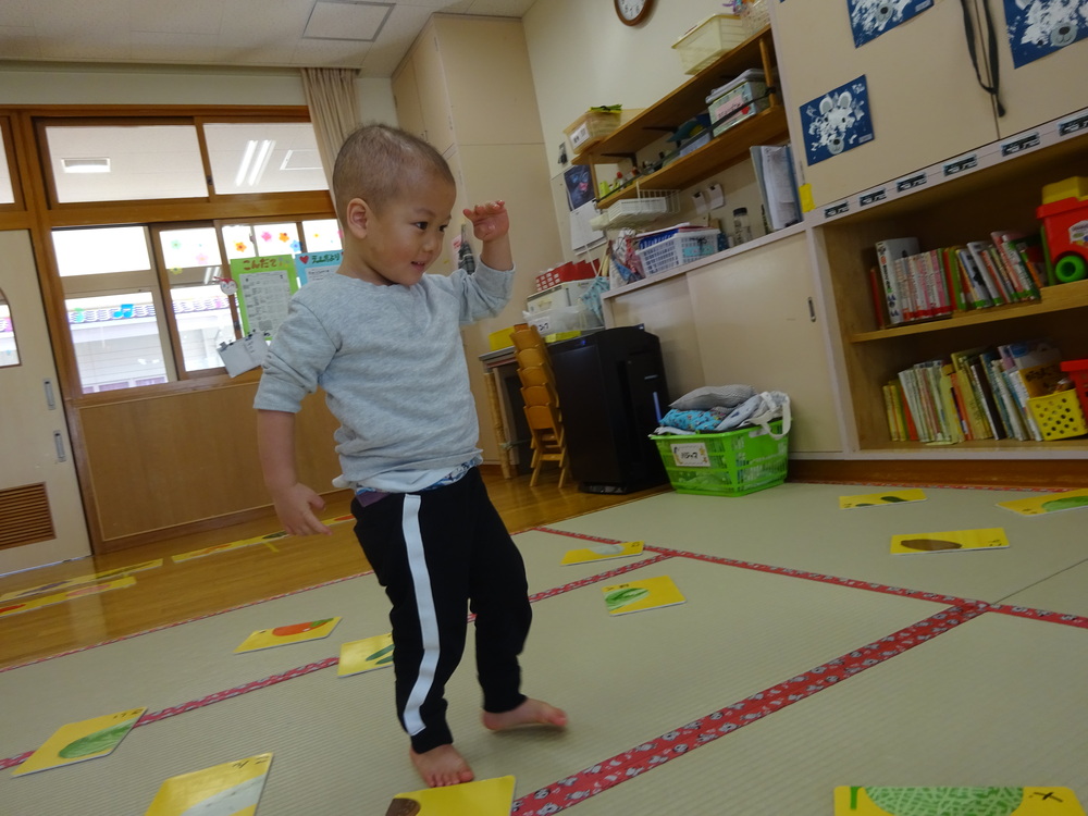 絵合わせカードで遊ぶ子ども (16)