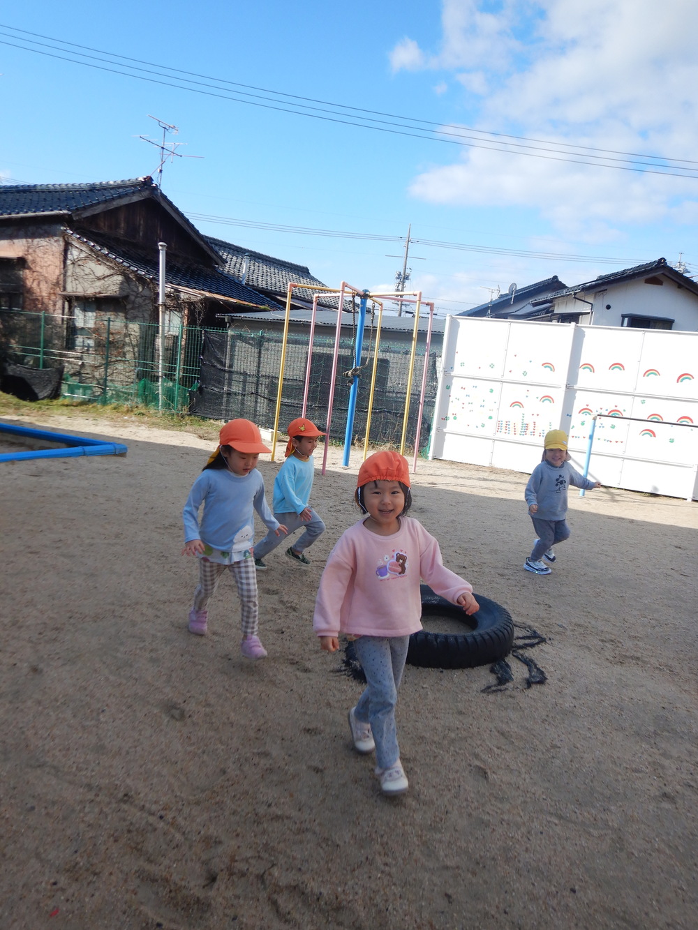 園庭で遊ぶ