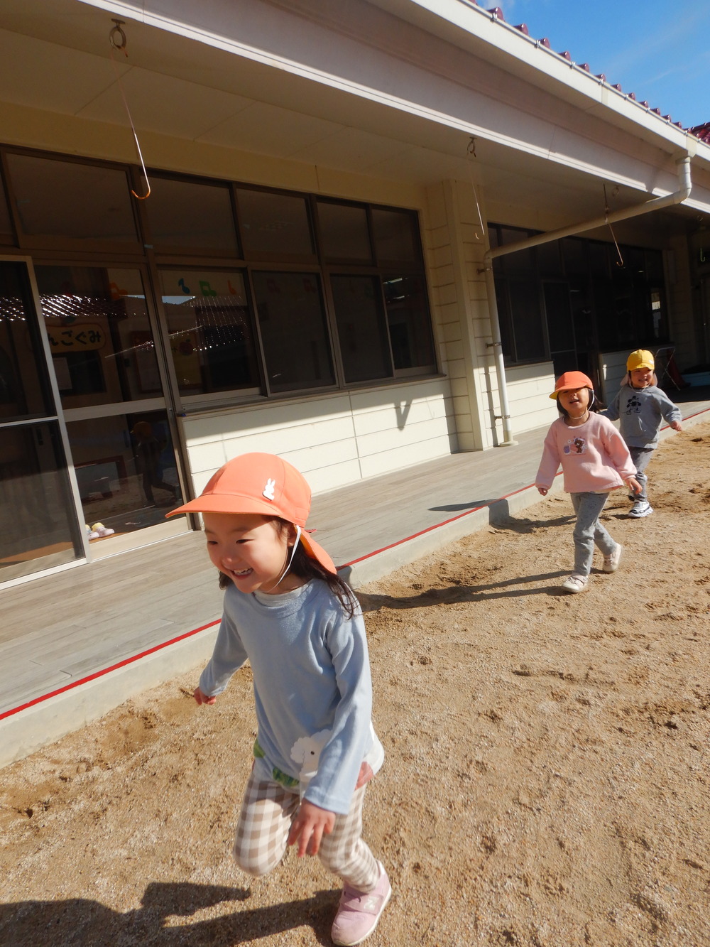 園庭で遊ぶ