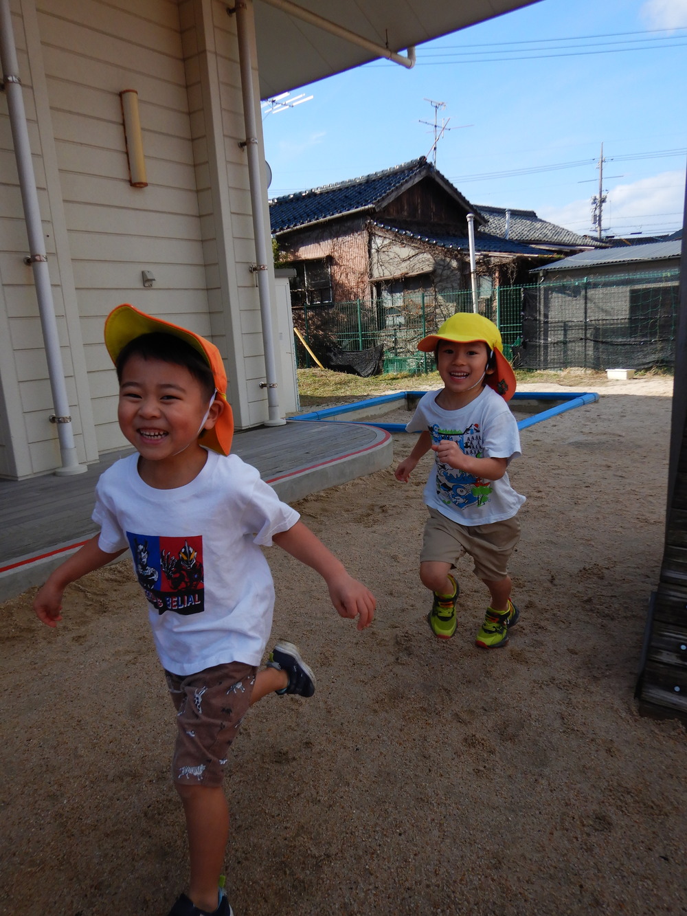 園庭で遊ぶ