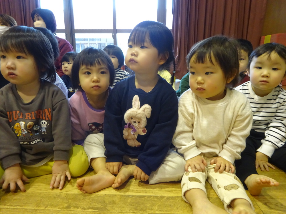 お楽しみ会のリハーサルを見ている子どもたち (1)