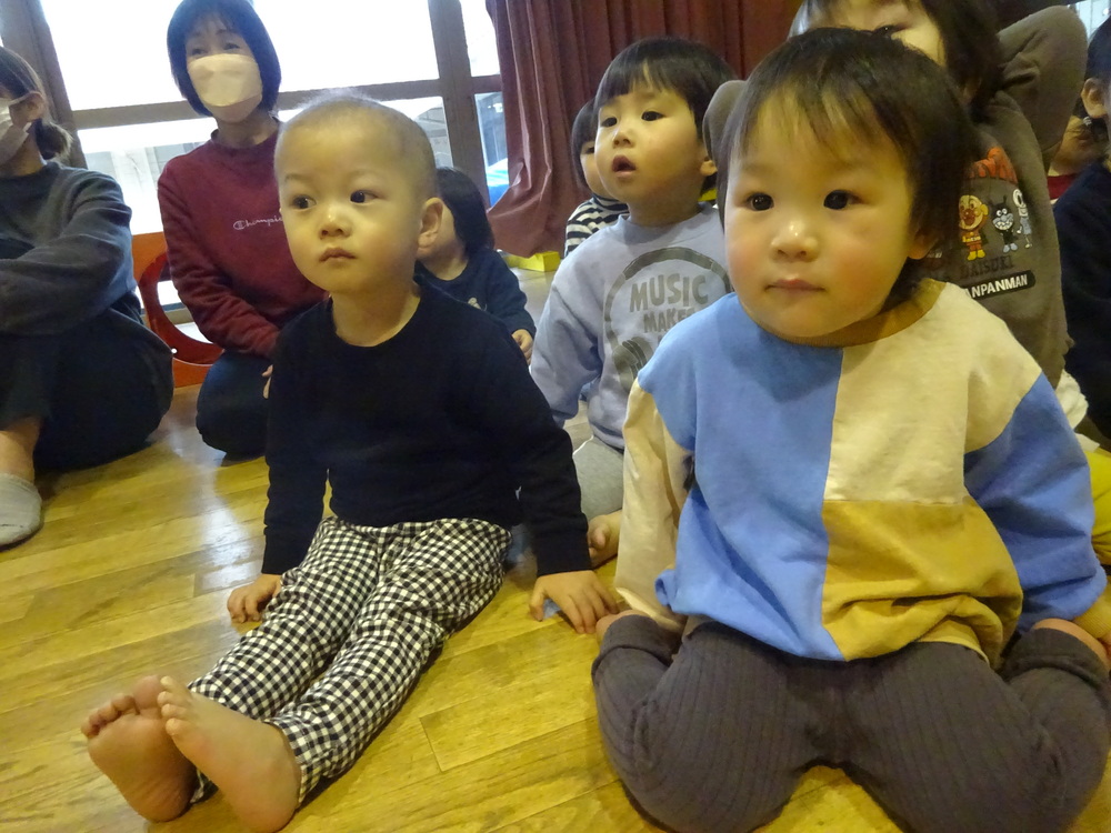お楽しみ会のリハーサルを見ている子どもたち (2)