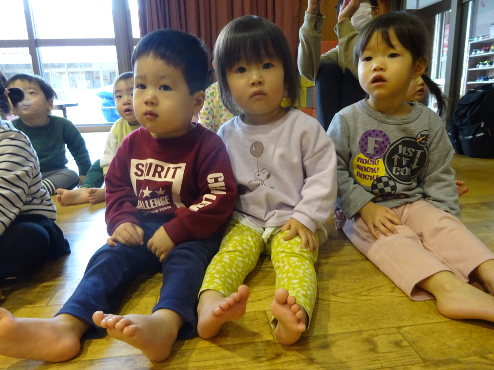 お楽しみ会のリハーサルを見ている子どもたち (3)