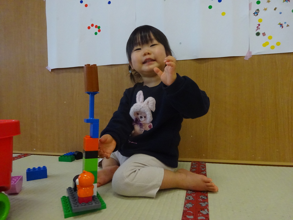 ブロックで遊ぶ子ども