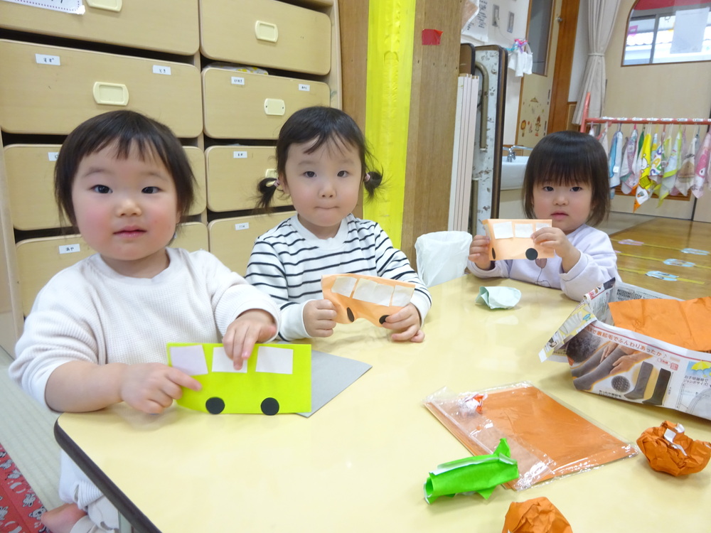 折り紙をしている子どもたち