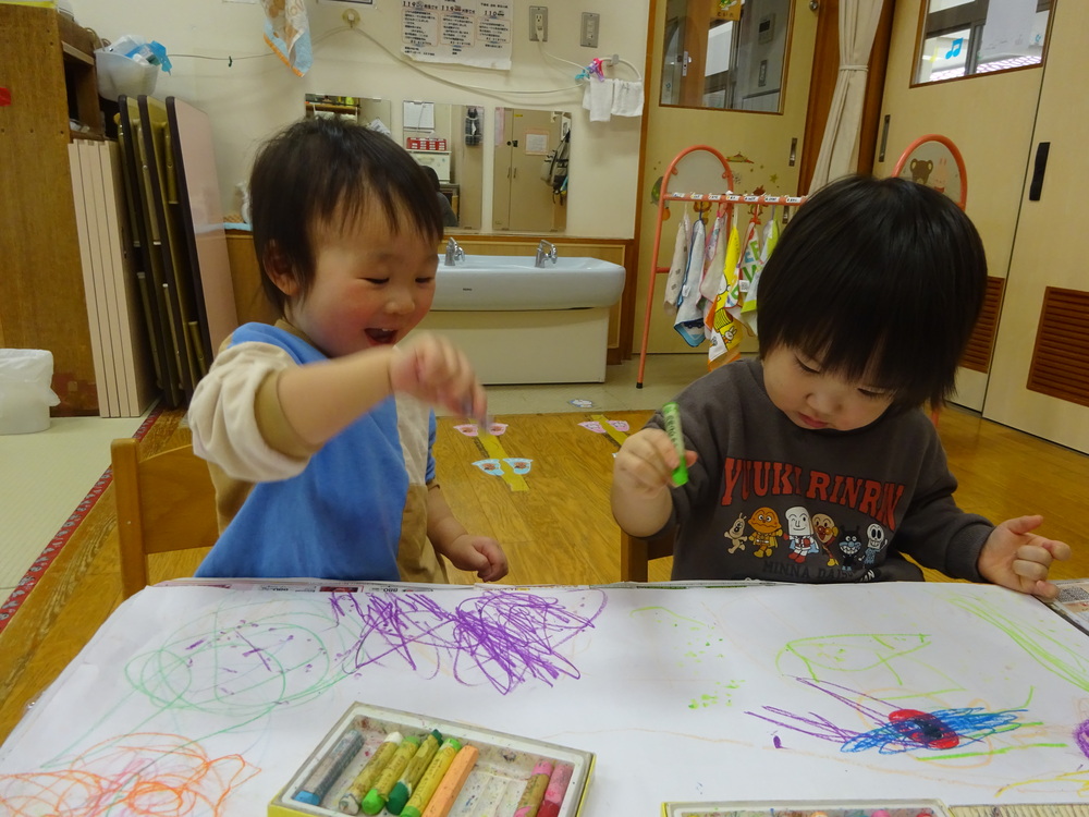 お絵描きをしている子どもたち