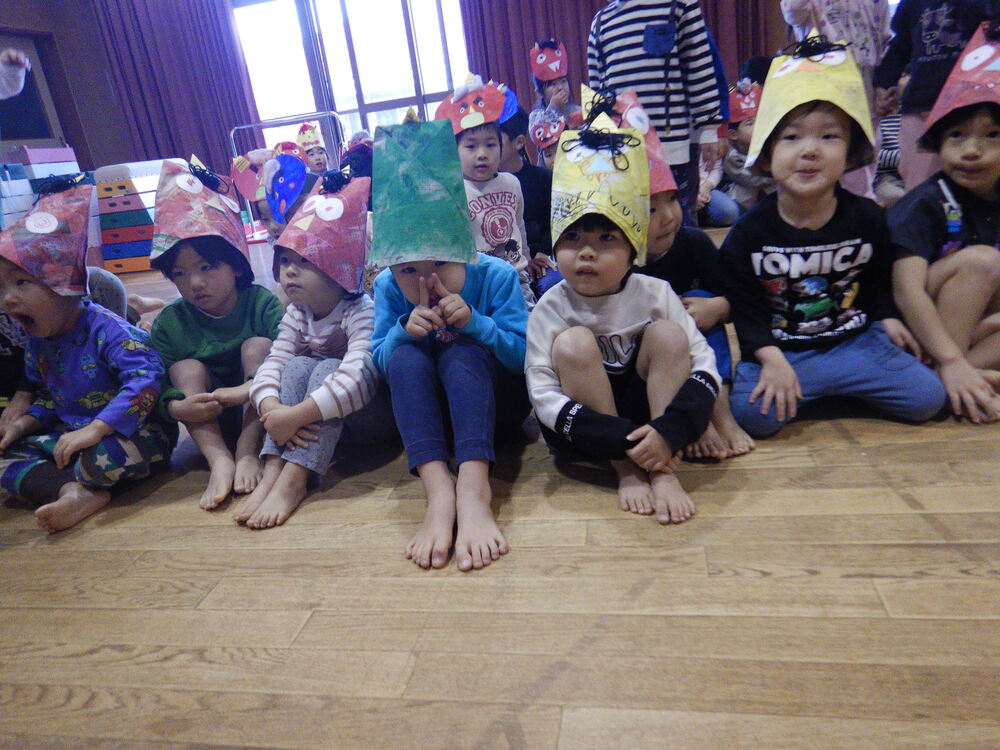 鬼のお面をかぶる