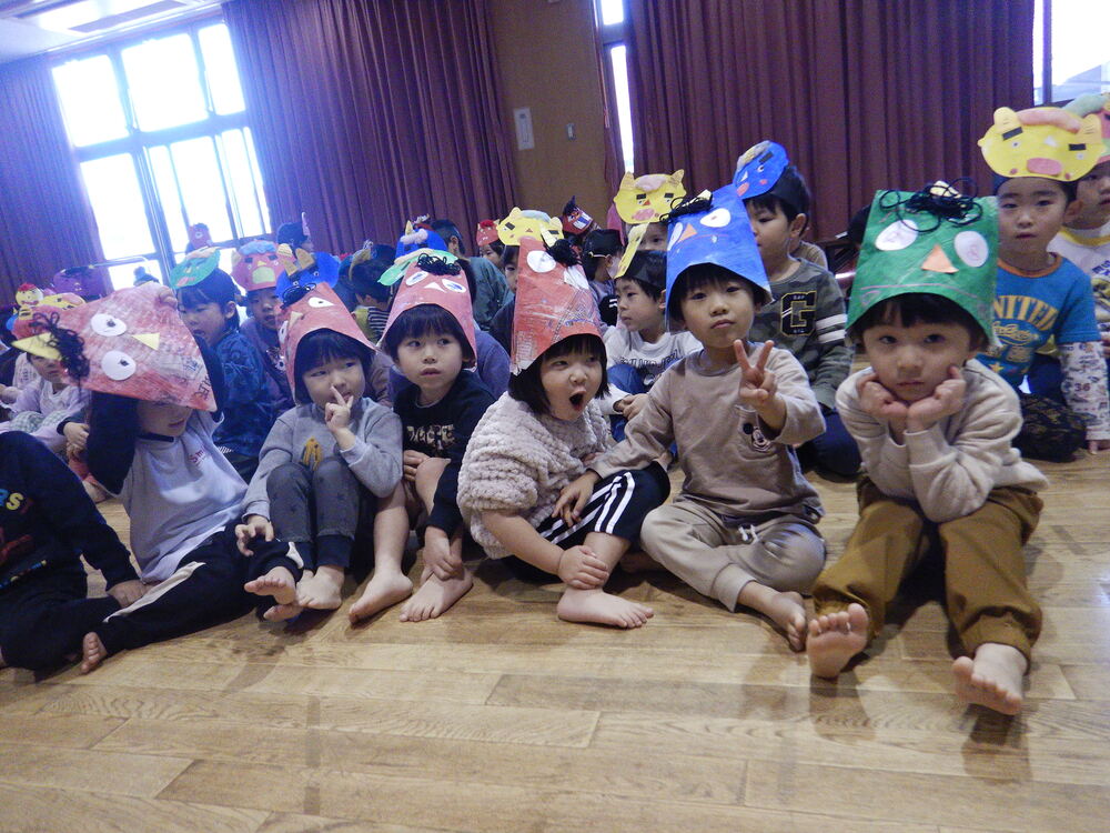 鬼のお面を被る