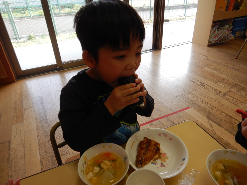 恵方巻を食べる