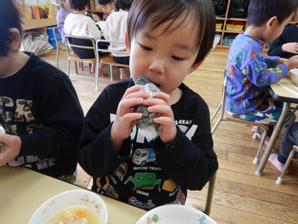 恵方巻を食べる