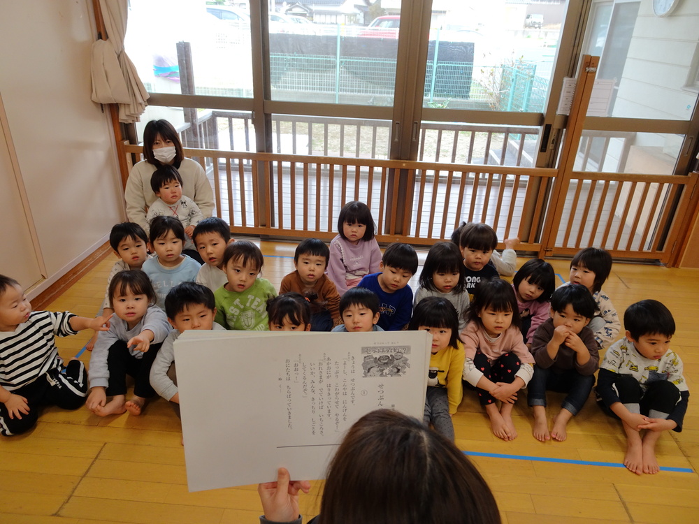 紙芝居を見ている