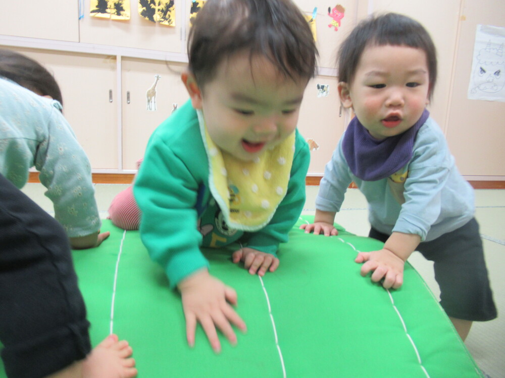 マットのお山で遊んでいる様子 (3)