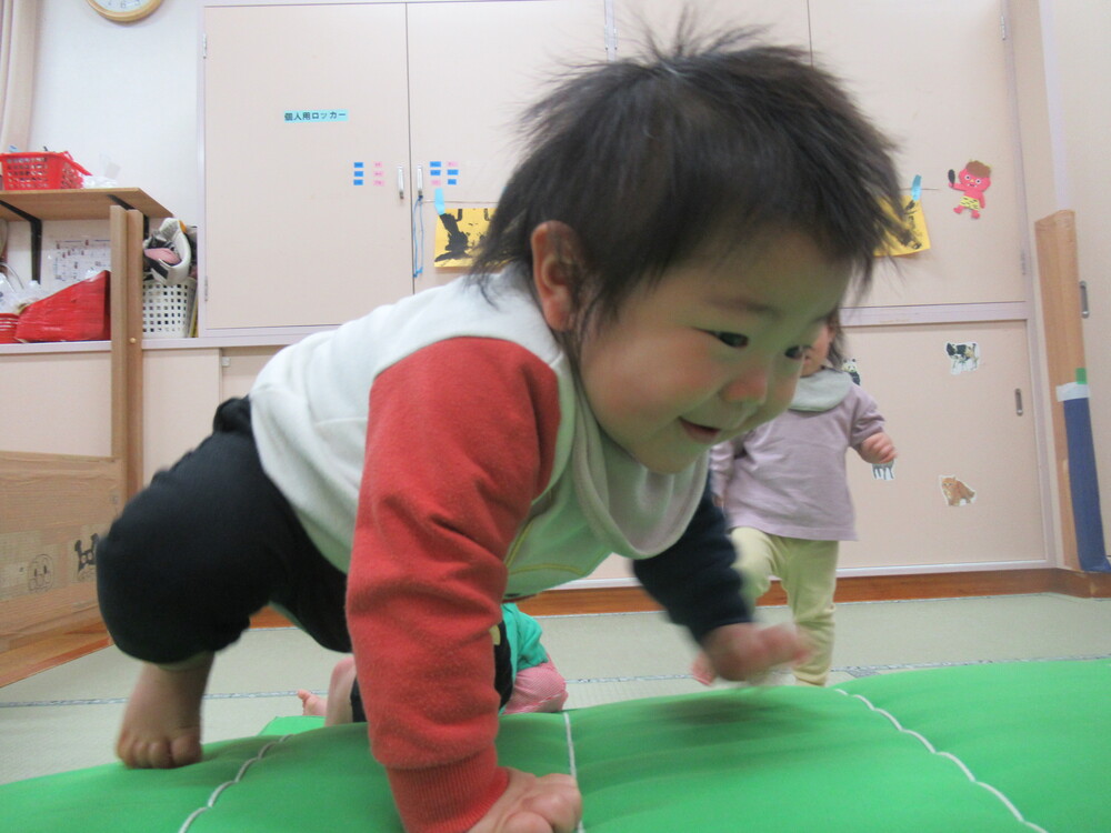 マットのお山で遊んでいる様子 (4)