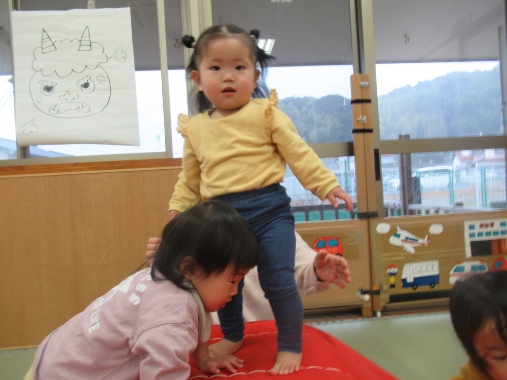 マットのお山で遊んでいる様子 (5)