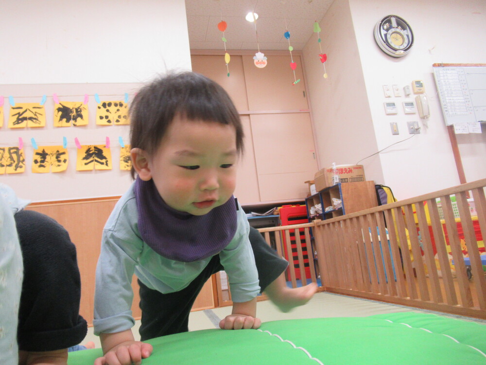 マットのお山で遊んでいる様子 (7)