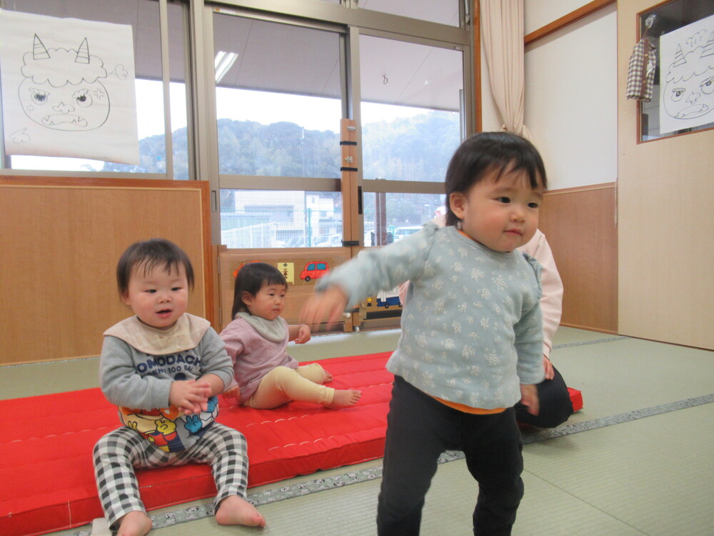 マットのお山で遊んでいる様子 (10)