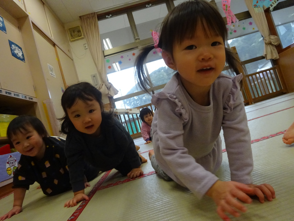 室内遊びを楽しみ子ども (4)