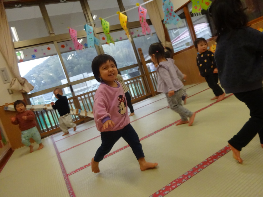 室内遊びを楽しみ子ども (7)