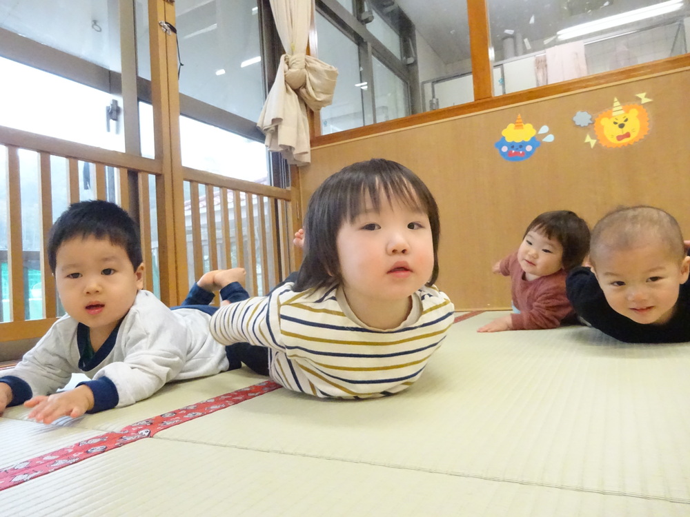 室内遊びを楽しみ子ども (10)