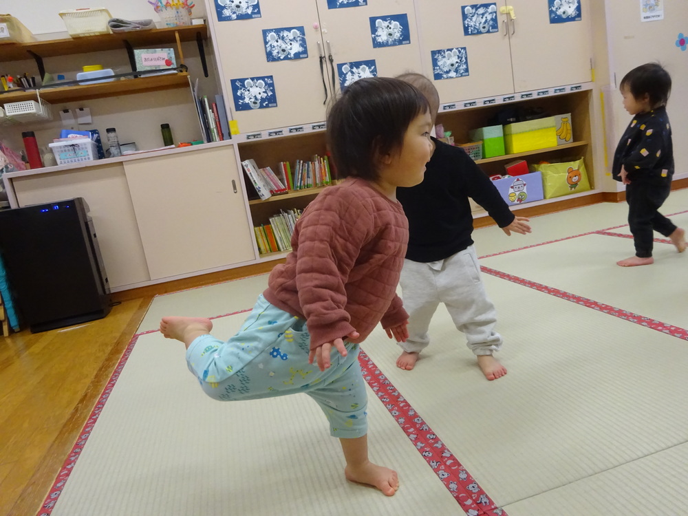 室内遊びを楽しみ子ども (14)