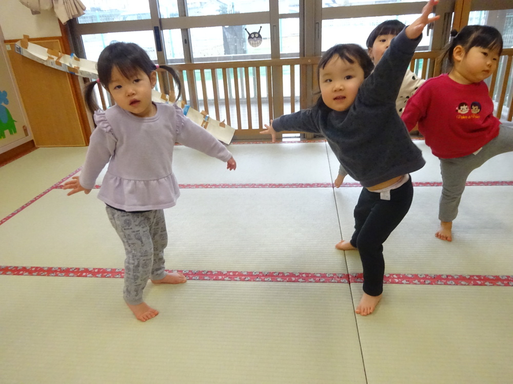 室内遊びを楽しみ子ども (15)