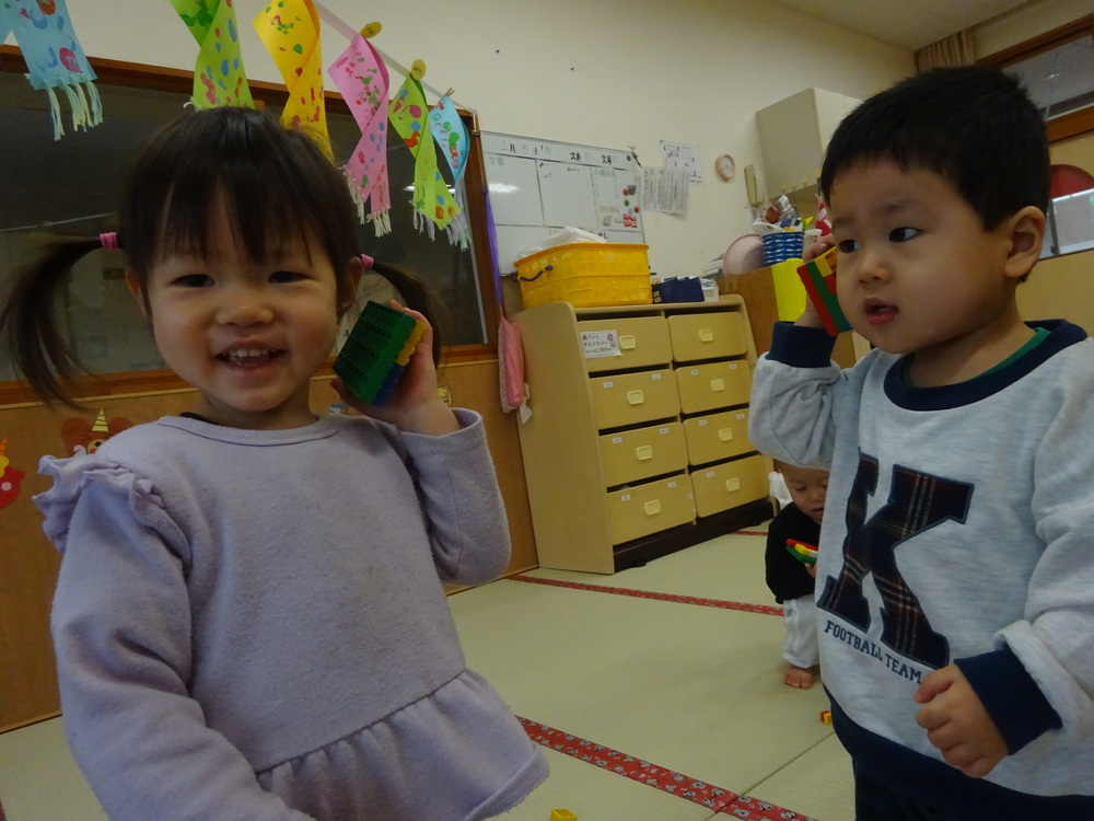 室内遊びを楽しみ子ども (17)