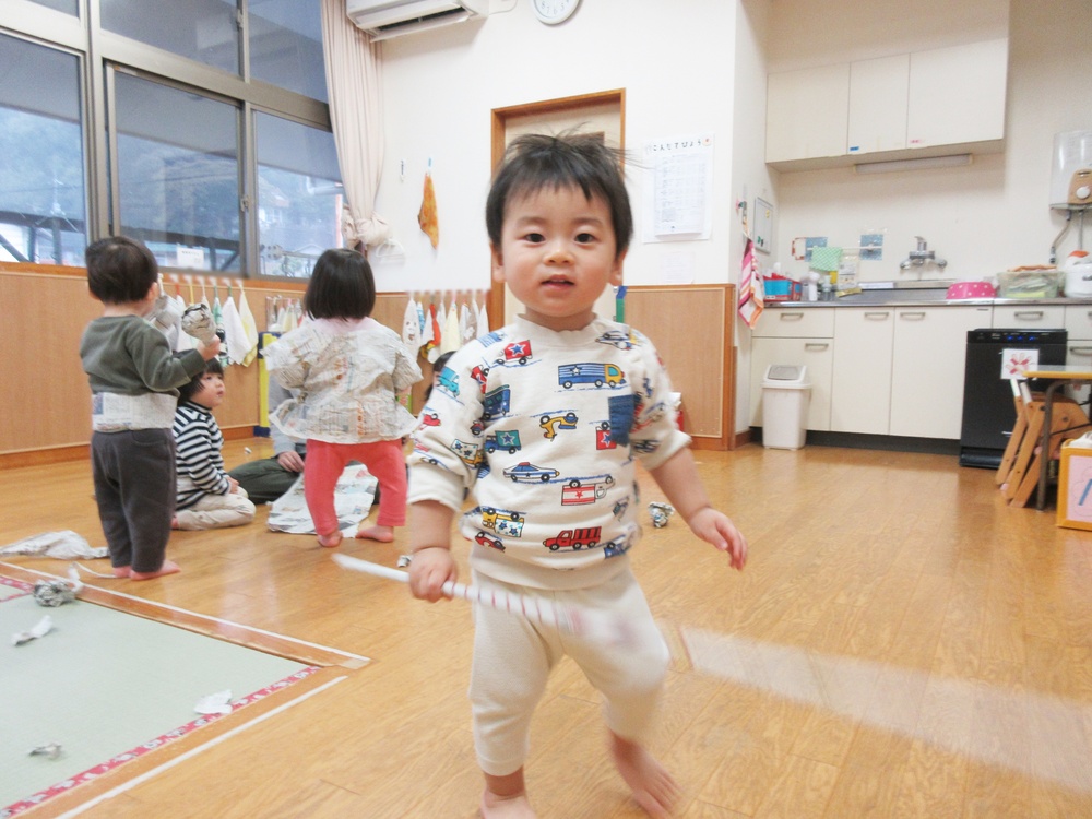 新聞紙遊びの様子